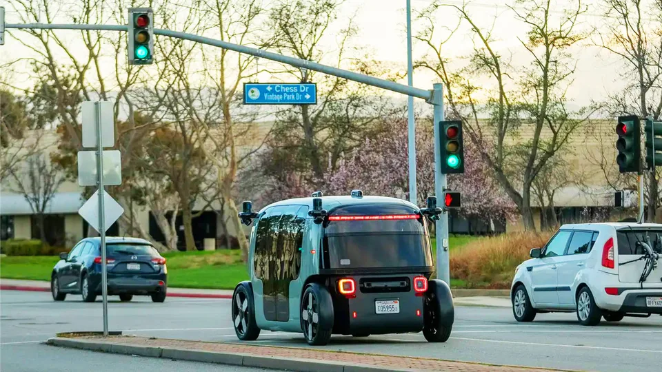 Amazon Zoox robotaxi - guida su strade pubbliche in California.