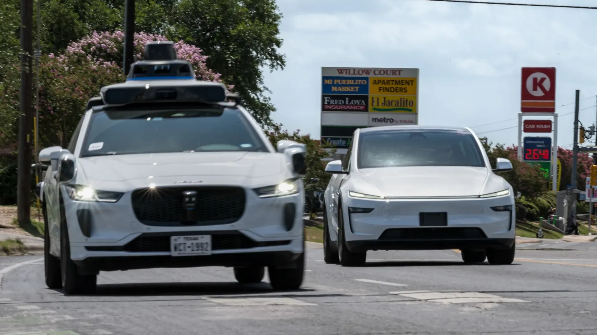 Waymo vs Tesla