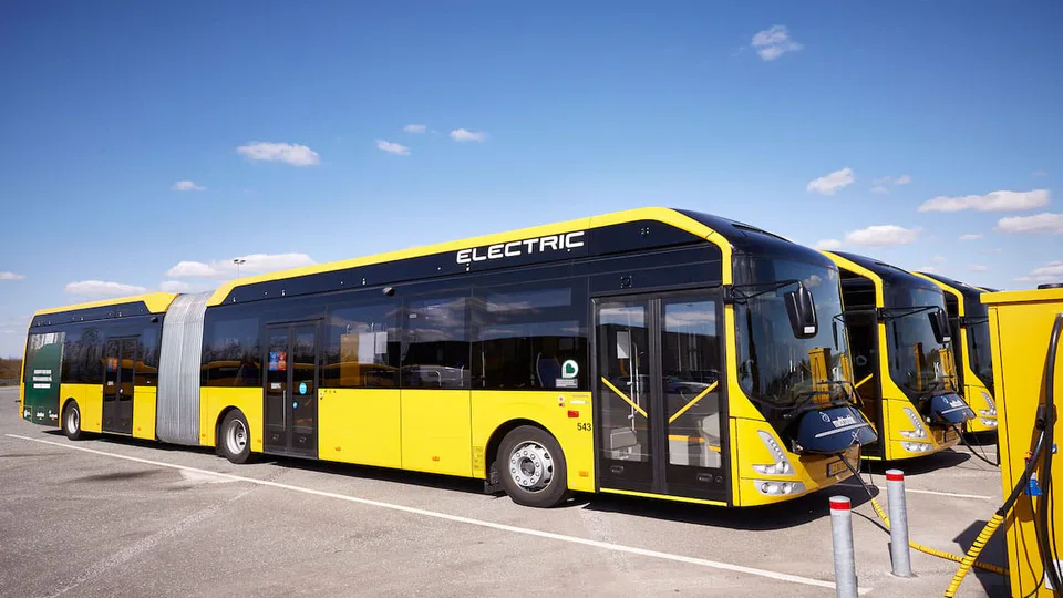 Le vendite di autobus urbani elettrici superano i diesel in Europa nel 2023