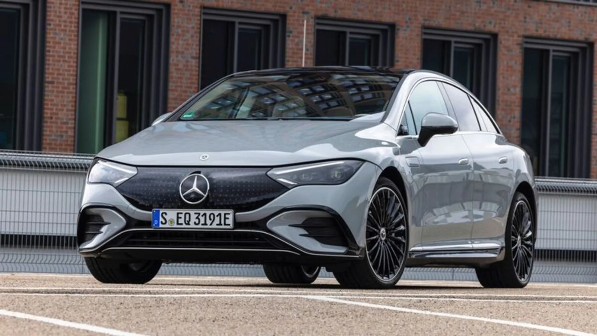 Mercedes, in Germania le auto aziendali diventano elettriche