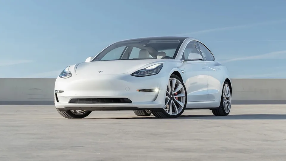 Tesla inizia a offrire in garanzia le batterie LFP per le Model 3 precedenti
