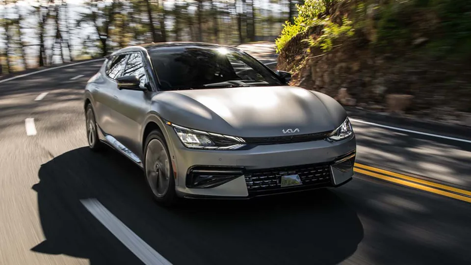 La Kia EV6 è stata avvistata con un nuovo ed entusiasmante facelift e sono stati rivelati aggiornamenti del design