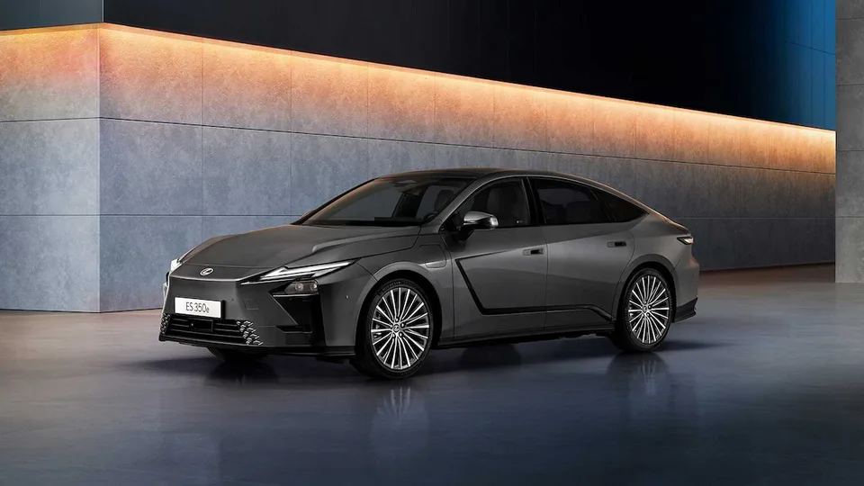Lexus ritira UX 300e, nuova ES elettrica nel 2026