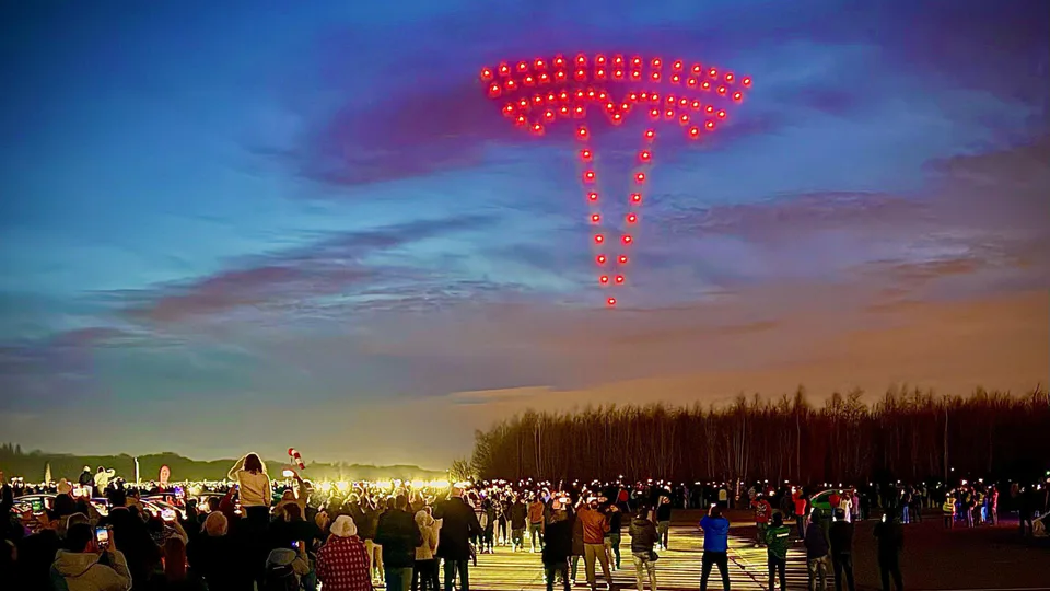 Il Light Show Tesla al MIMO 2025 accende la notte di Monza