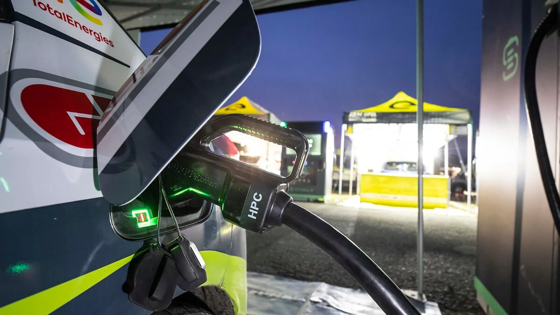 OPEL rivoluziona i rally elettrici con la ricarica mobile rapida e sostenibile di SCHALL-E