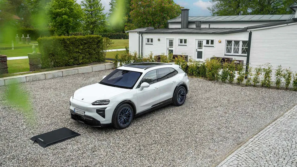Porsche Cayenne Electric: ricarica wireless da 11 kW