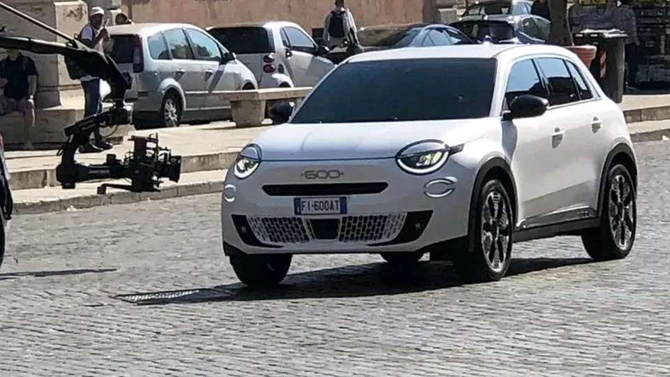 Fiat 600e catturata durante le riprese del promo