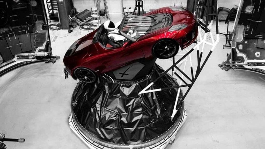 Tesla Roadster, nuove immagini dal Texas riaccendono le ipotesi sul modello volante | Elettronauti.it