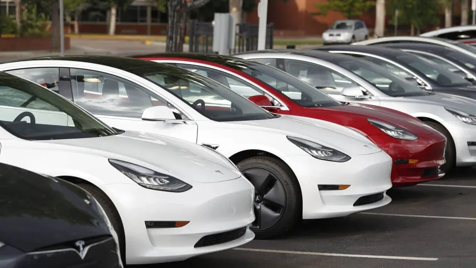 Tesla lancia la Model 3 LR da 634 km di autonomia.