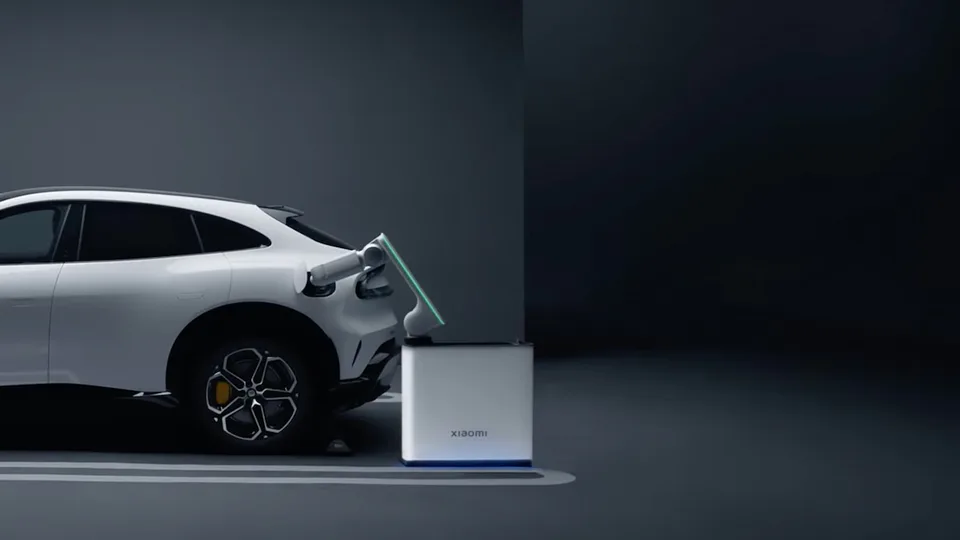 Xiaomi: braccio robotico per ricarica EV nel 2026
