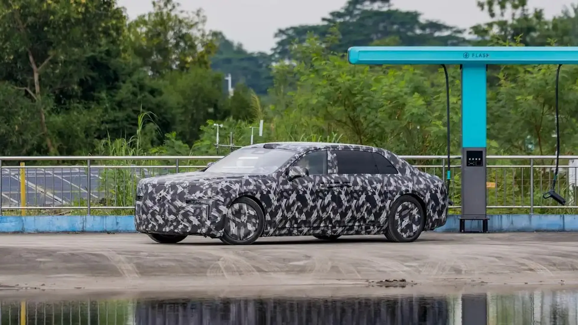 BYD Yangwang HU, berlina di lusso a stato solido