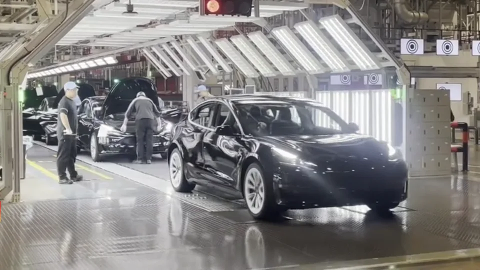 Linea assemblaggio Tesla a Shanghai