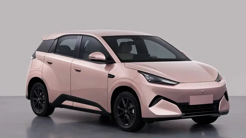 BYD Dolphin Surf, arriva il restyling: carrozzeria più grande e interni completamente rivisti