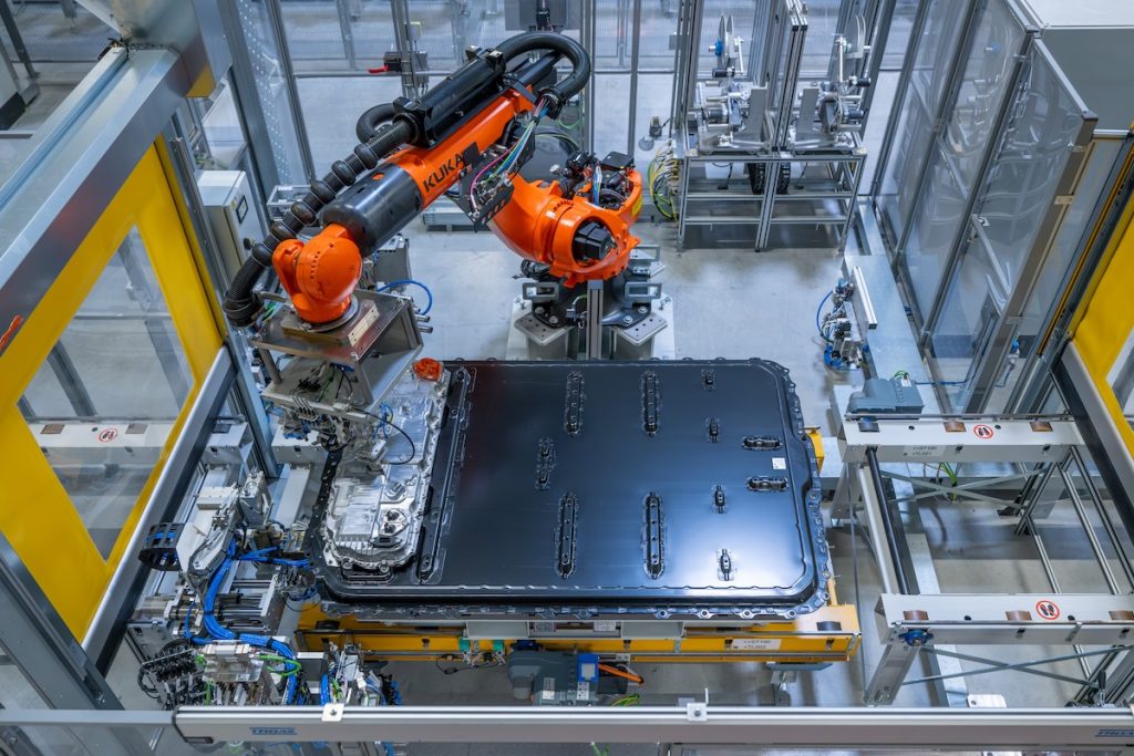 BMW inaugura la fabbrica di batterie Gen6 in Baviera | Elettronauti.it