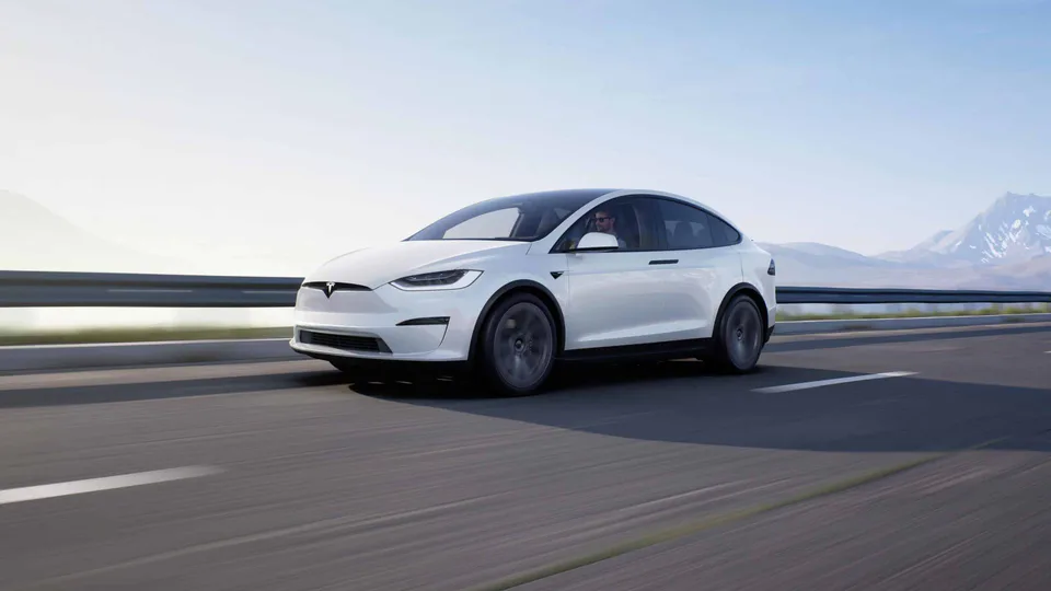 Tesla Model X Bianca su strada Anteriore