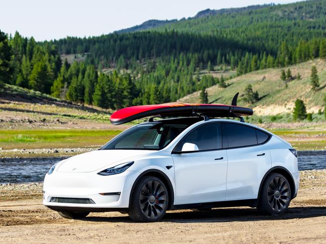 Tesla Model Y Bianca Performance Anteriore