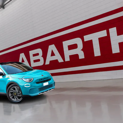 Abarth presenta la 600e, "Scorpionissima" la sua EV più pontente
