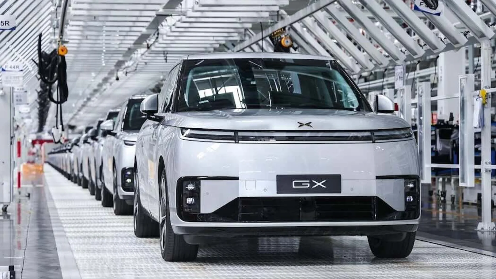 Xpeng lancia il primo robotaxi di serie senza LiDAR