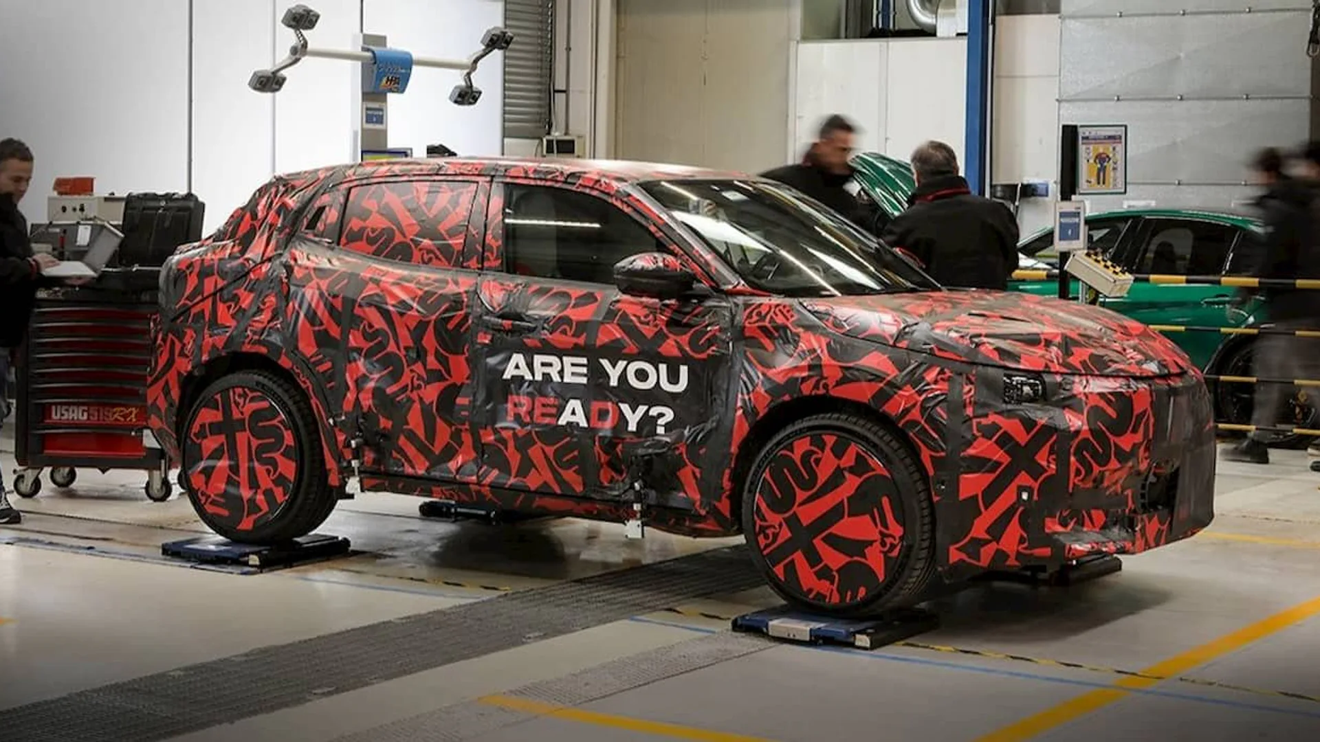 La prima auto elettrica di Alfa Romeo, la Milano, un'icona in camouflage rosso.