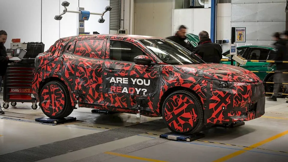 La prima auto elettrica di Alfa Romeo, la Milano, un'icona in camouflage rosso.