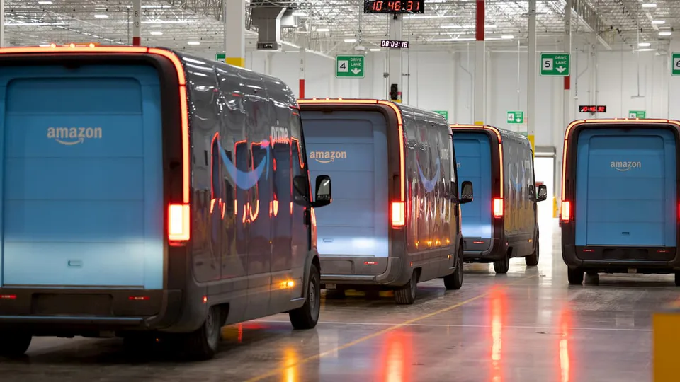 Rivian pone fine all'esclusiva di Amazon e cerca nuovi acquirenti per i furgoni commerciali