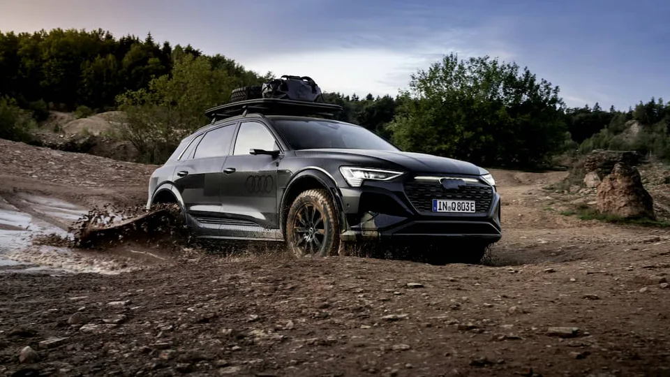 L'Audi Q8 e-tron si trasforma in un possente veicolo elettrico fuoristrada con una nuova edizione dedicata al Dakar.