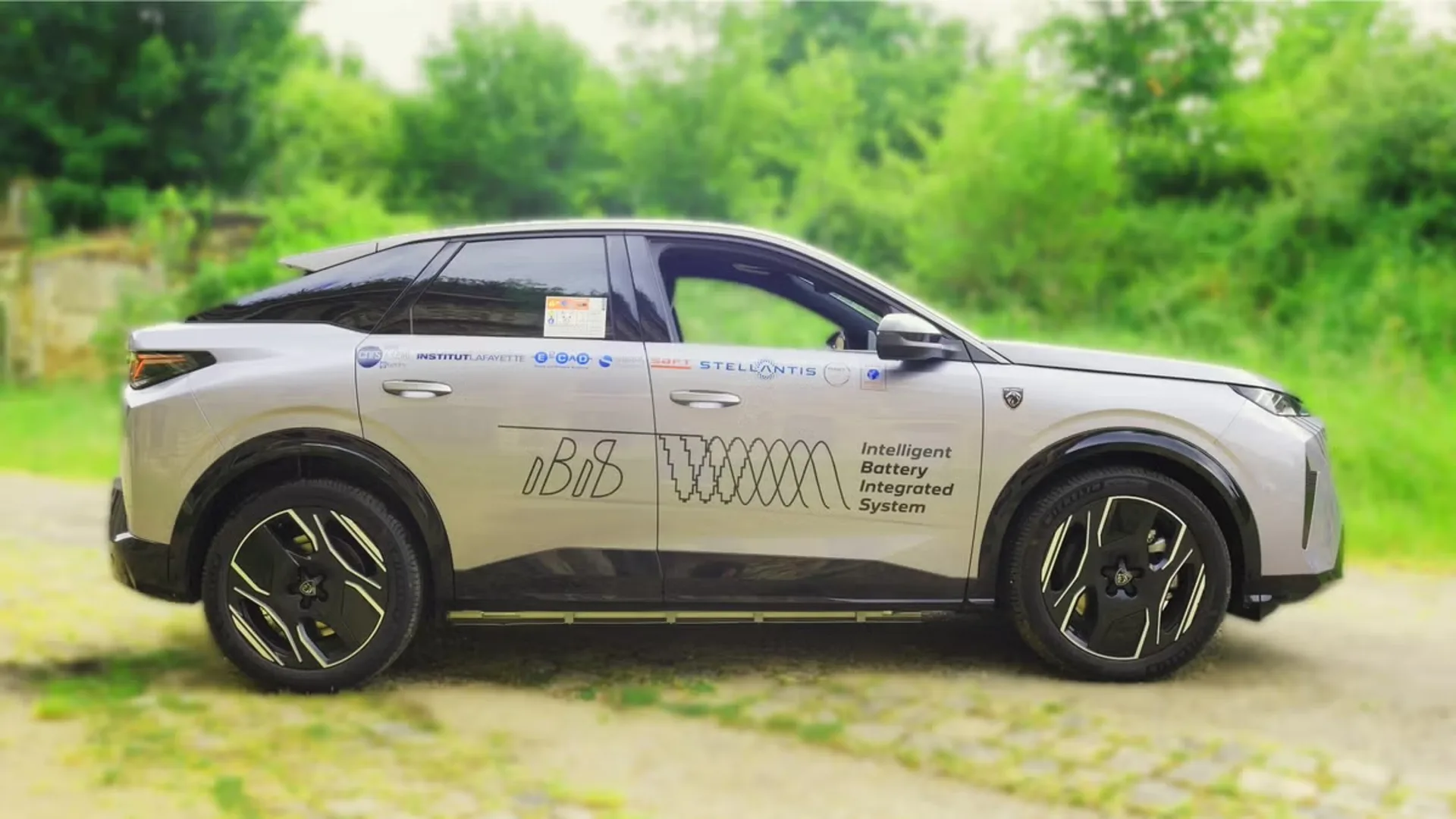 Peugeot e-3008 con batteria IBIS
