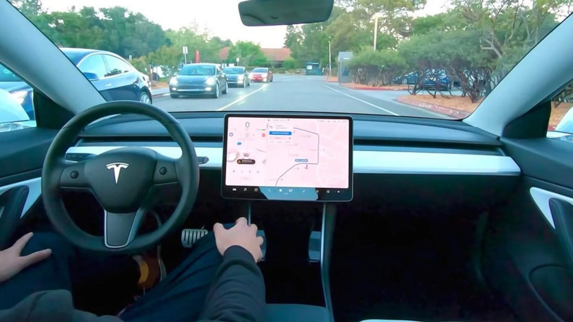 Tesla rilascia un nuovo aggiornamento Full Self-Driving Beta con miglioramenti delle prestazioni