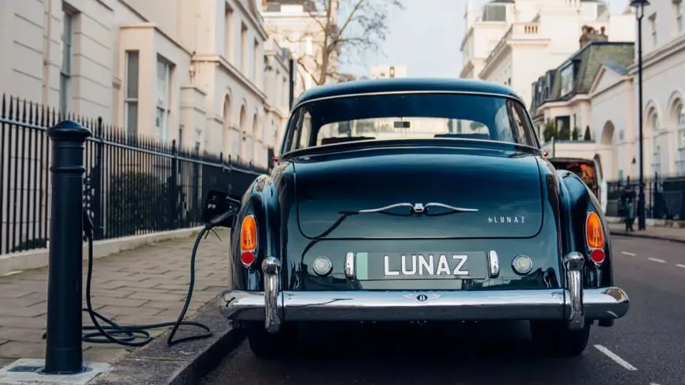 Lunaz reinventa la Bentley S2 Continental come un veicolo elettrico