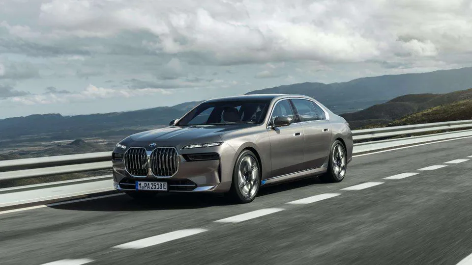 BMW i7 anteriore