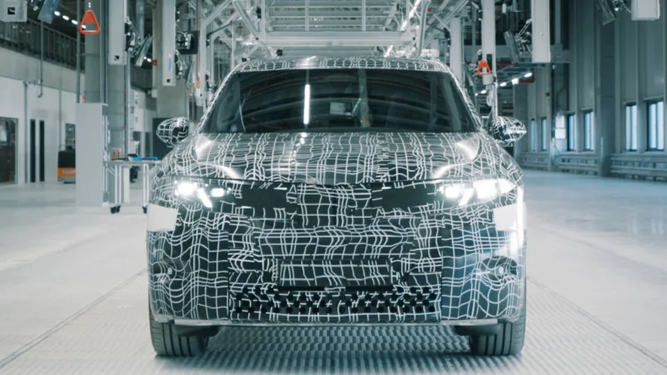 La prima Neue Klasse EV di BMW è appena uscita dalla catena di montaggio