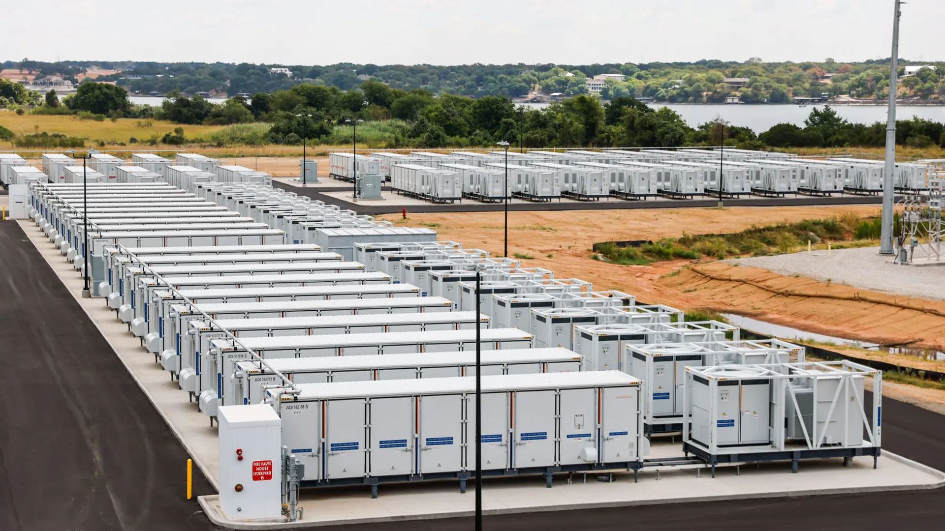 Mentre il Texas raggiunge i 45 gradi, ecco come le batterie di accumulo mantengono in funzione la rete elettrica