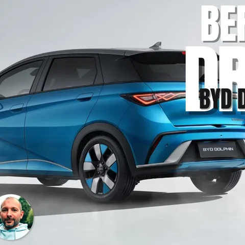 Copertina del video dedicato a consumi, abitabilità e comportamento su strada della BYD Dolphin