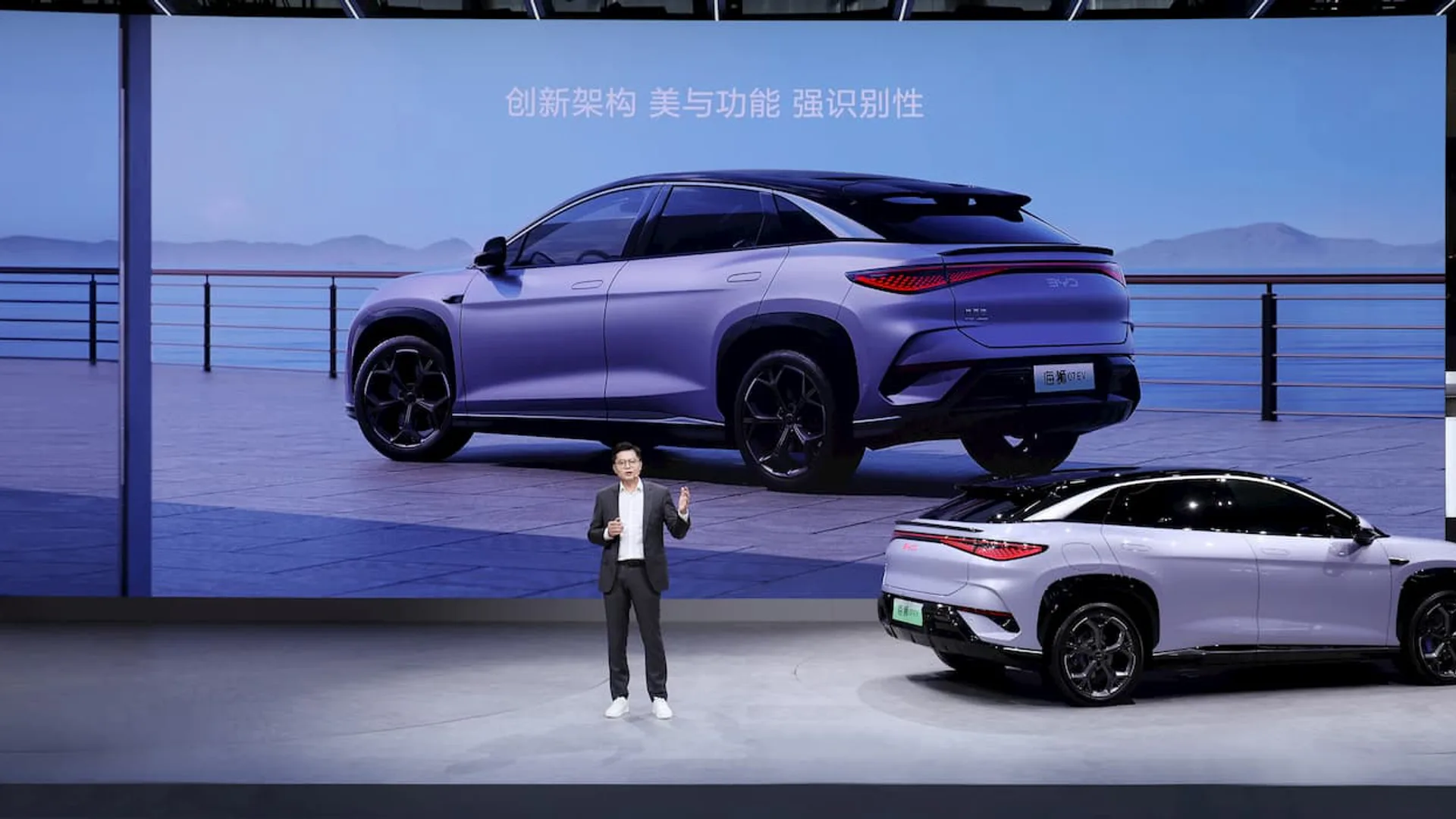 BYD presenta il lussuoso interno del SUV elettrico di medie dimensioni Sea Lion 07, destinato a rivaleggiare con la Model Y di Tesla