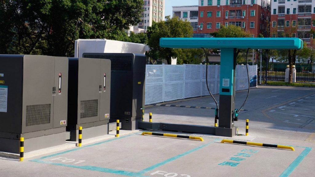 BYD: 6.000 ricariche flash e Denza arrivano in Europa
