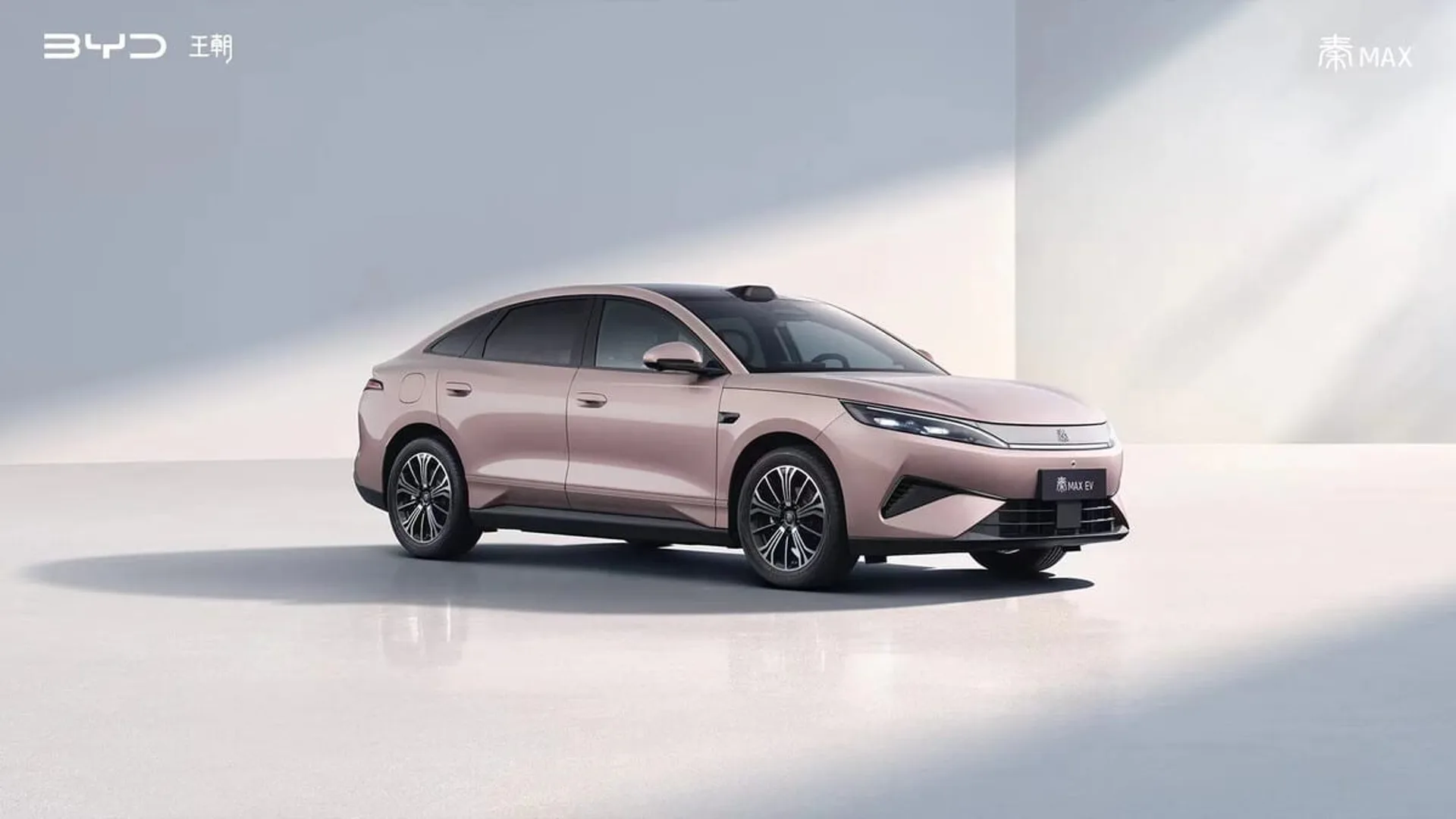 BYD lancia la Qin Max EV, la berlina che costa la metà di una Tesla Model 3