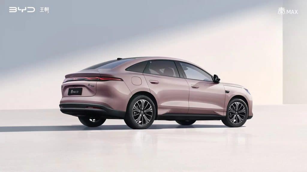 BYD lancia la Qin Max EV, la berlina che costa la metà di una Tesla Model 3 | Elettronauti.it