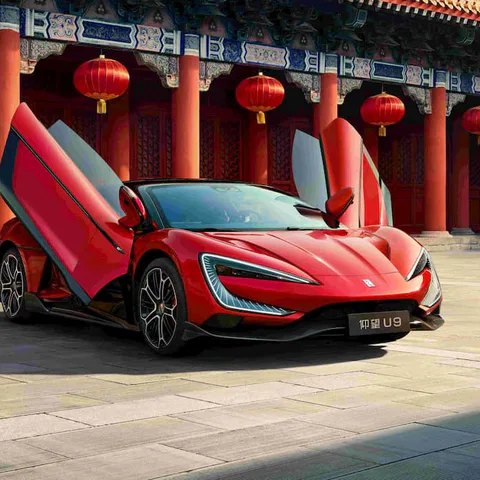YangWang U9 di BYD lanciato a 236.000 dollari: 0-100 km/h in 2,36 s con batteria LFP
