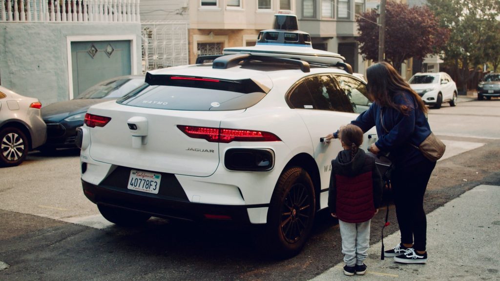 Passeggeri salgono su veicolo Waymo | elettronauti.it