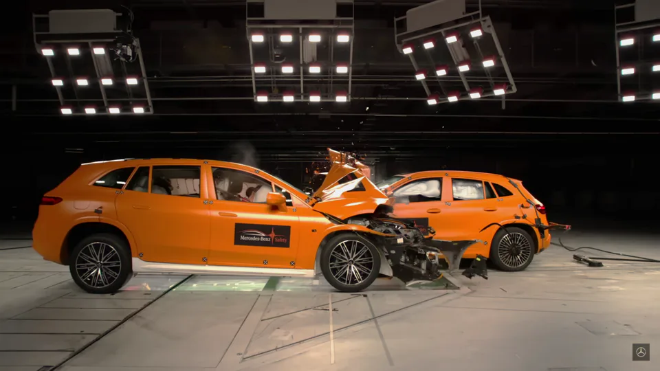 Crash test, Mercedes fa schiantare due auto elettriche