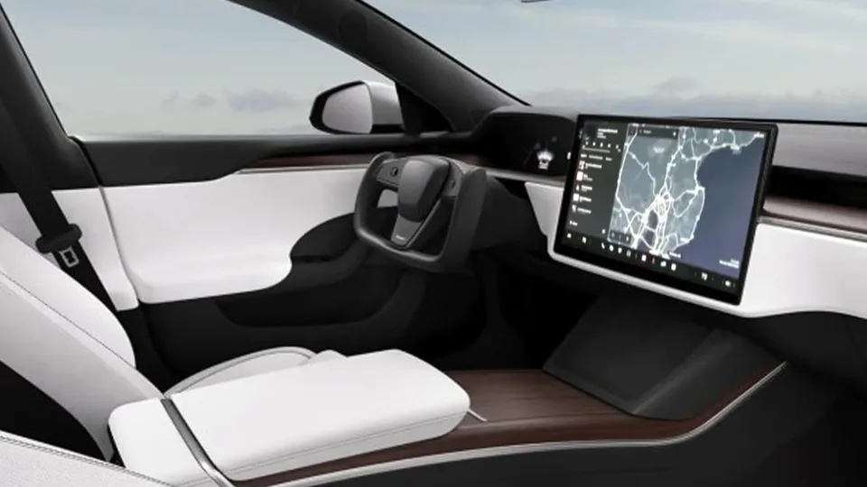Tesla rilascia un aggiornamento stealth con nuove funzionalità