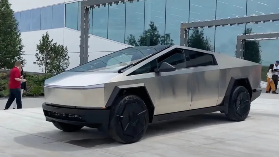 Uno sguardo ravvicinato all’ultimo prototipo di Tesla Cybertruck all’assemblea degli azionisti