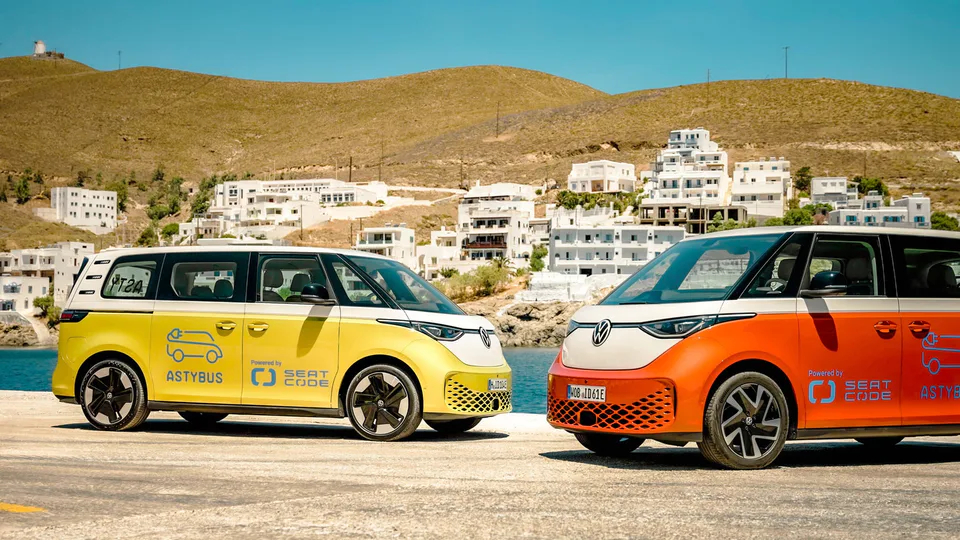 Astypalea: l’isola dell’Egeo diventa completamente elettrica con auto, ride sharing ed energia verde