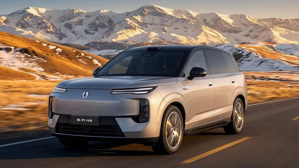 BYD Denza N8: 1.003 km e ricarica in 5 minuti