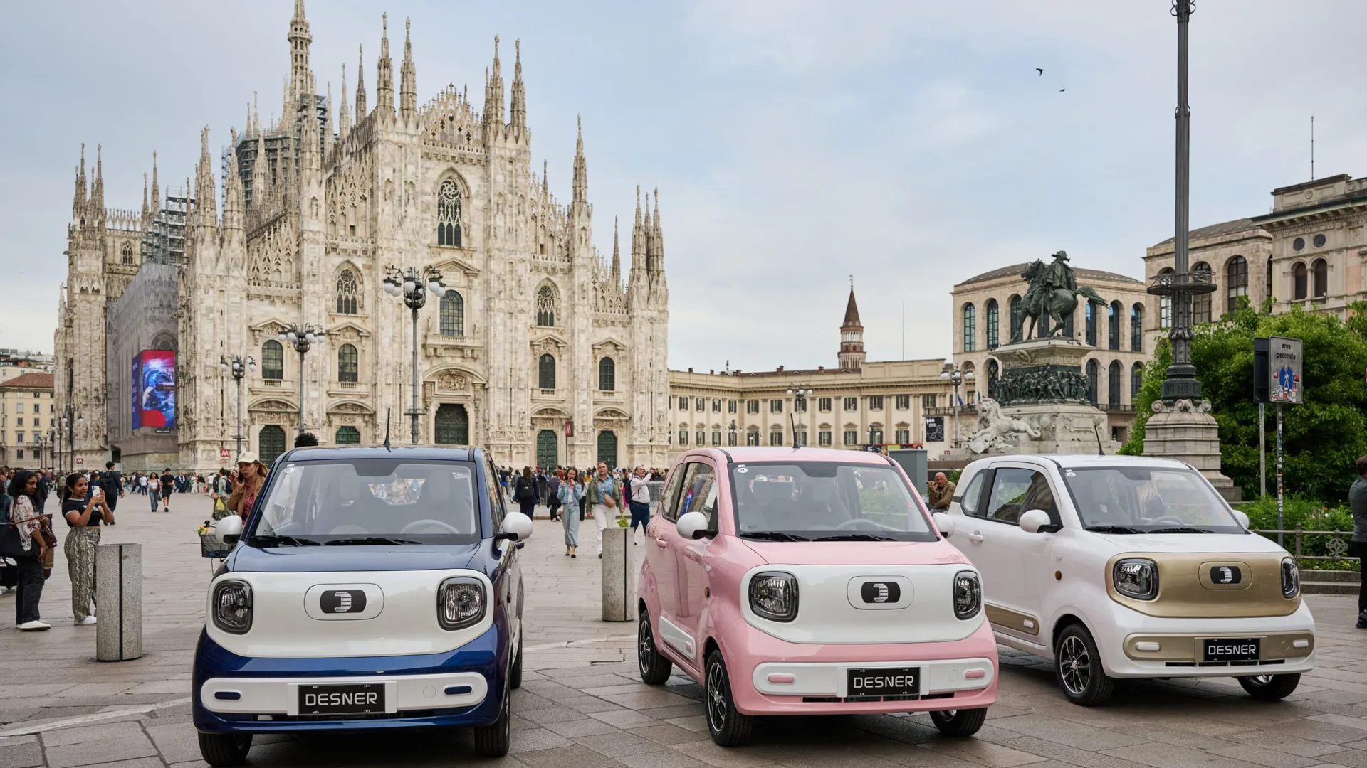 Desner Y300 davanti al duomo di Milano
