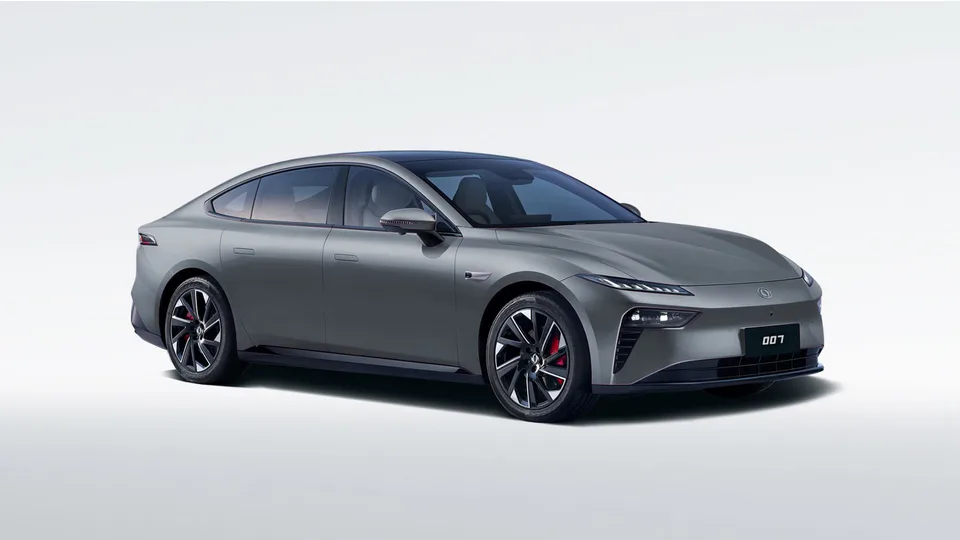 Dongfeng eπ EP7, berlina elettrica registrata con batteria LFP sostituibile fornita da CATL