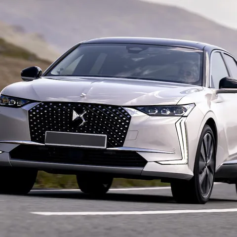DS N°4 E-TENSE: la nuova berlina elettrica compatta da 450 km di autonomia