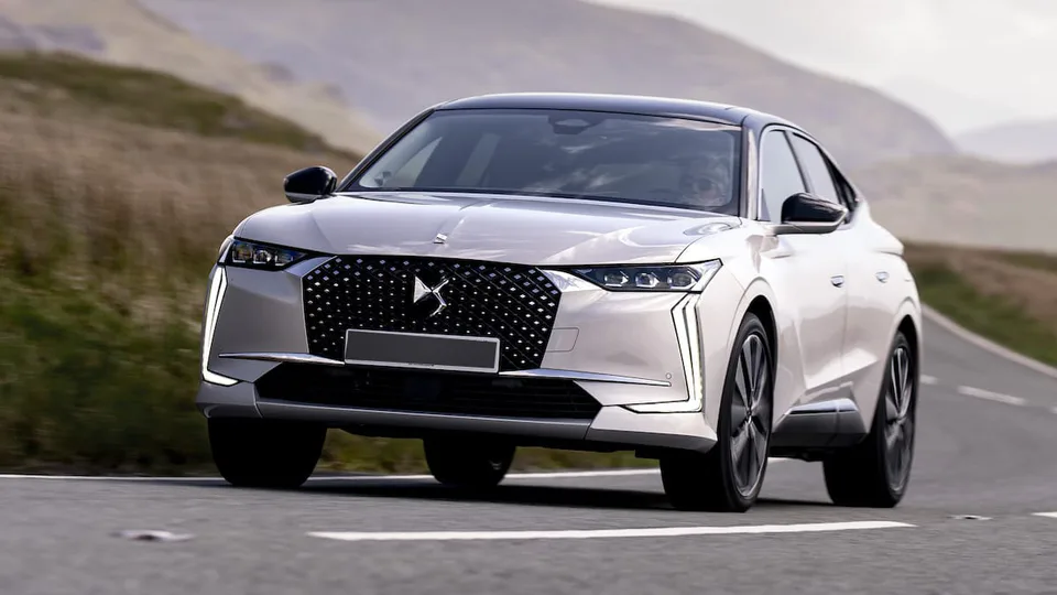 DS N°4 E-TENSE: la nuova berlina elettrica compatta da 450 km di autonomia
