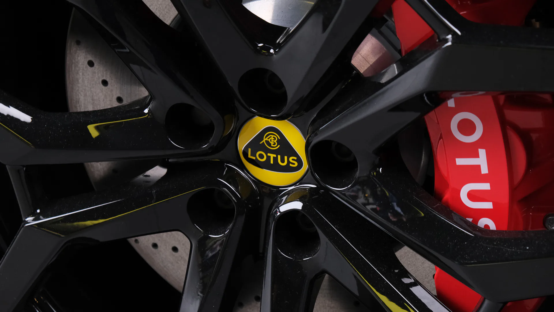 Lotus pensa che il futuro delle auto sportive sia il software