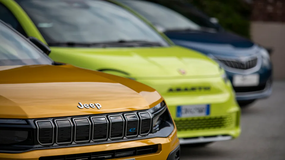 Stellantis aumenta le vendite di veicoli elettrici del 24%, affermando che i margini sono paragonabili a quelli di Tesla
